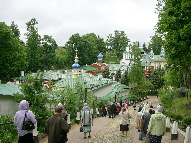 На поклонение святыням Псково-Печерского монастыря